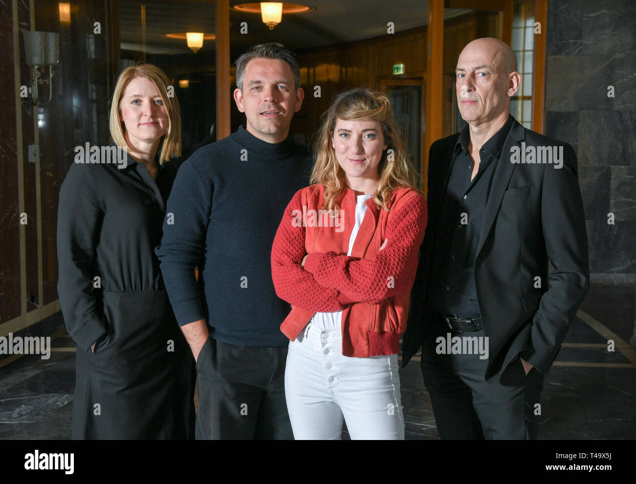 Berlin, Allemagne. 12 avr, 2019. La nouvelle équipe de direction de la Volksbühne Nicole Lohrisch (l-r), directeur général, Thorleifur Örn Arnarsson, directeur par intérim, Lucia Bihler, directeur de la chambre, et Klaus Dörr, directeur artistique, se réuniront pour une conférence de presse. Credit : Jens Kalaene Zentralbild-/dpa/dpa/Alamy Live News Banque D'Images