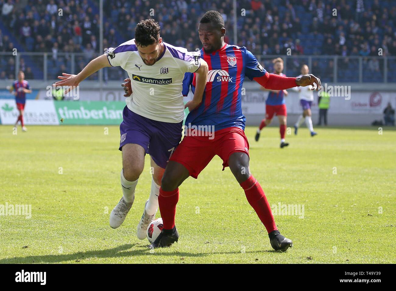 Firo : Football, 14.04.2019 3. Saison 2018/2019 Bundesliga, KFC Uerdingen 05 VfL - OsnabrÃ³ck Luca Pfeiffer (#  11, OsnabrÃ ck) VfL en duels avec Assani Lukimya (#  33, KFC Uerdingen 05) | Le monde d'utilisation Banque D'Images