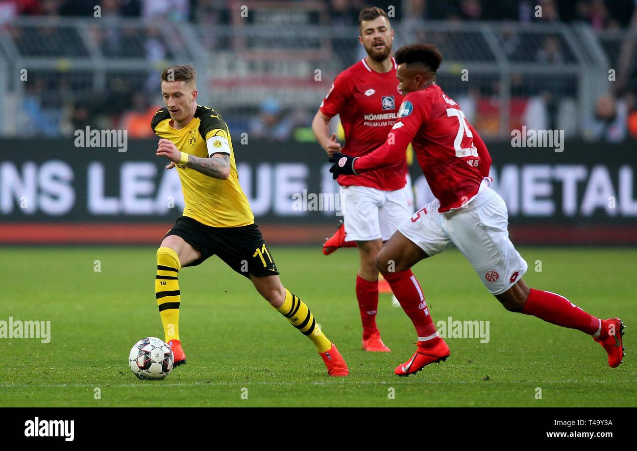 Dortmund, Allemagne. 13 avr, 2019. firo : 13.04.2019, football, 1.Bundesliga, la saison 2018/2019, BVB, Borussia Dortmund - FSV FSV FSV Mainz 05, les duels, Marco REUS, BVB Borussia Dortmund, Jean-Philippe GBAMIN, FSV FSV FSV Mainz 05, figure d'ensemble, l'utilisation de crédit dans le monde entier | : dpa/Alamy Live News Banque D'Images