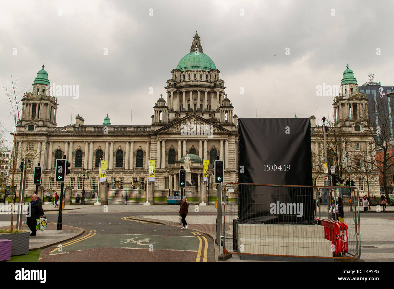 Donegall Place, Belfast, Royaume-Uni. Apr 15, 2019. Jeu des trônes dévoilement en panneau de verre à l'aide de la dernière saison de l'acclamé drame fantastique jeu des trônes sur le dépistage le 15 avril d'une façade de verre est dévoilé plus tard aujourd'hui Crédit : Bonzo/Alamy Live News Banque D'Images