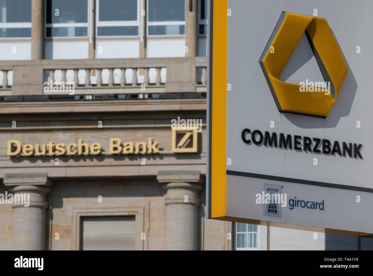 15 avril 2019, Hessen, Frankfurt/Main : une filiale de Deutsche Bank et la Commerzbank n'est pas loin de l'autre dans le centre-ville. Des experts financiers, envisager une fusion des deux établissements de crédit à être possible. Photo : Boris Roessler/dpa Banque D'Images