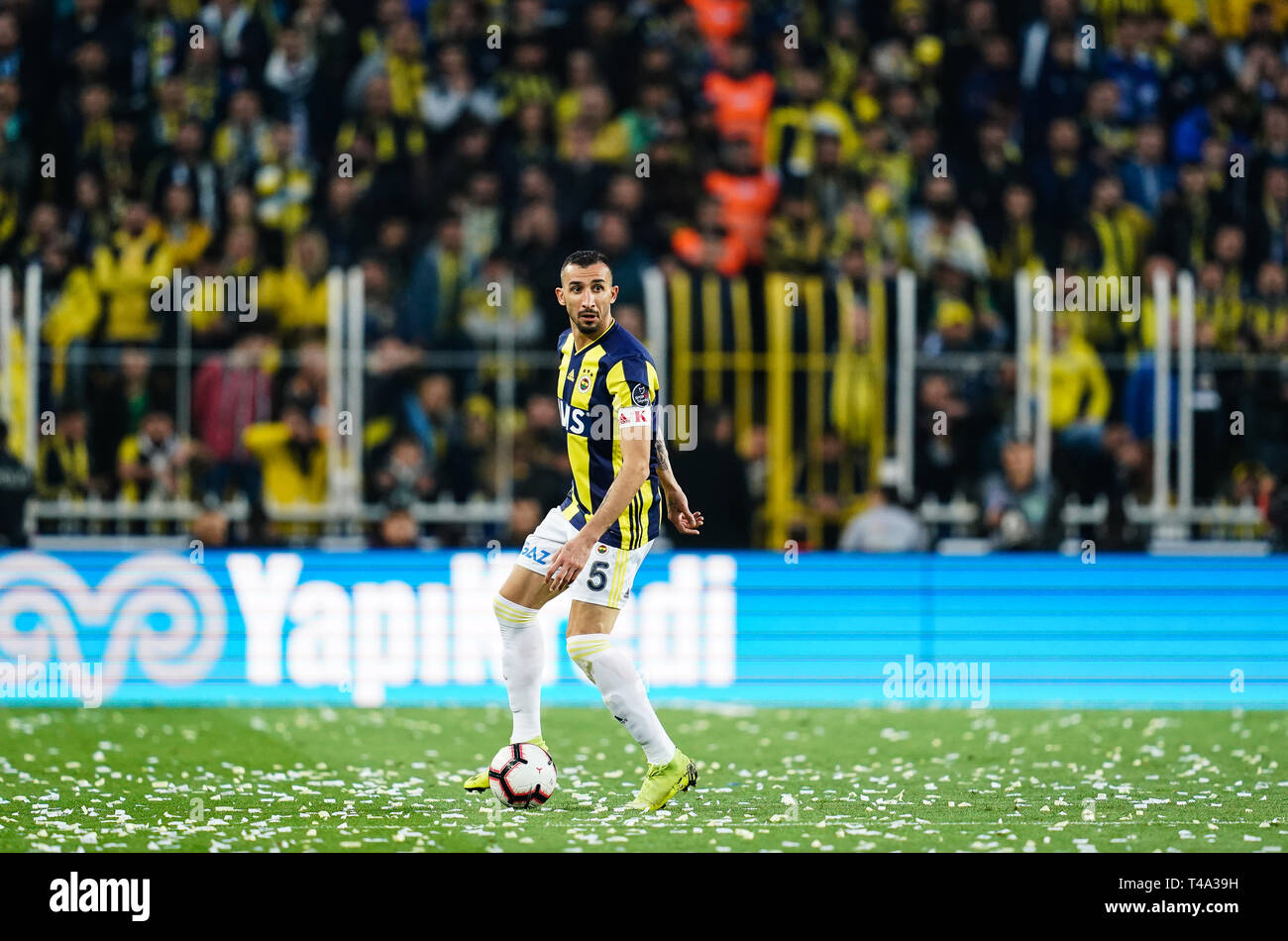 14 avril 2019 : Mehmet Topal de Fenerbache au cours de la Super Lig turque entre Fenerbache et Galatasaray à l'ÅžÃ¼krÃ¼ SaracoÄŸlu Stadium à Istanbul , Turquie. Ulrik Pedersen/CSM. Banque D'Images