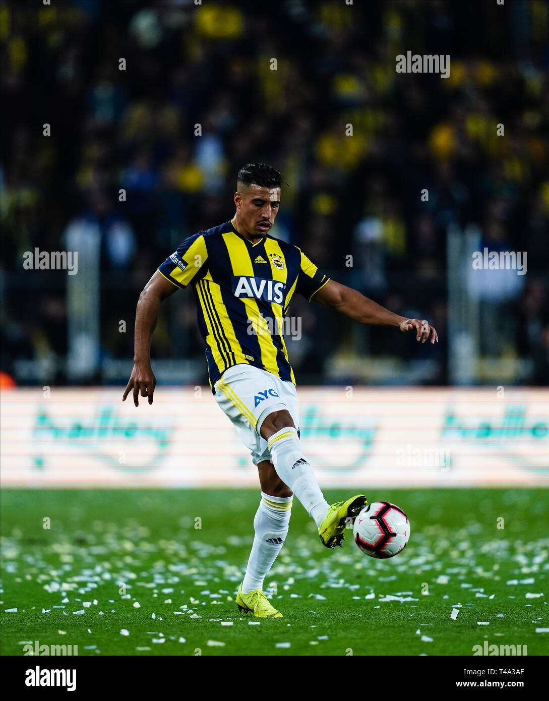 14 avril 2019 : Nabil Dirar de Fenerbache au cours de la Super Lig turque entre Fenerbache et Galatasaray à l'ÅžÃ¼krÃ¼ SaracoÄŸlu Stadium à Istanbul , Turquie. Ulrik Pedersen/CSM. Banque D'Images
