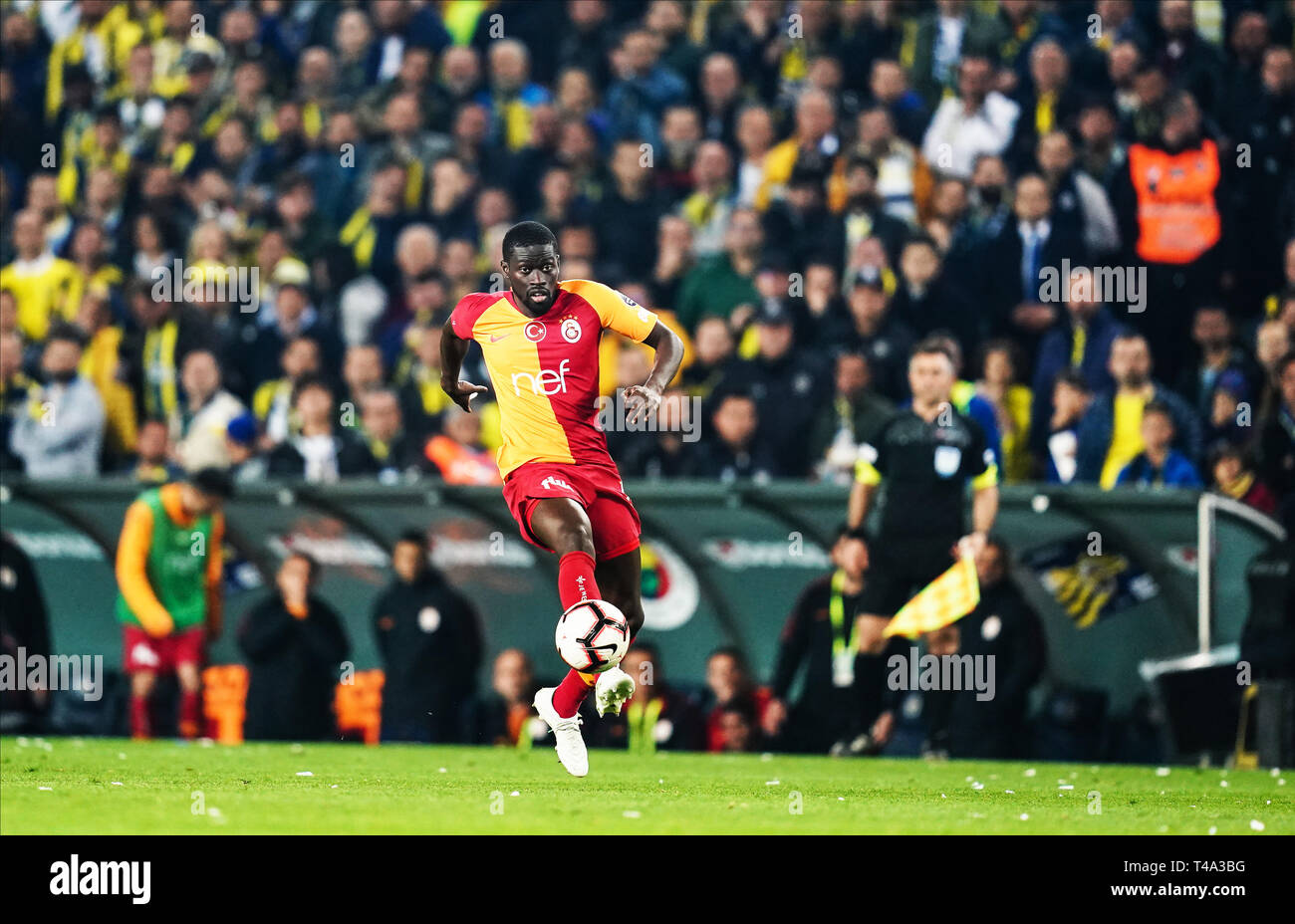 14 avril 2019 : Badou Ndiaye de Galatasaray lors de la Super Lig turque entre Fenerbache et Galatasaray à l'ÅžÃ¼krÃ¼ SaracoÄŸlu Stadium à Istanbul , Turquie. Ulrik Pedersen/CSM. Banque D'Images