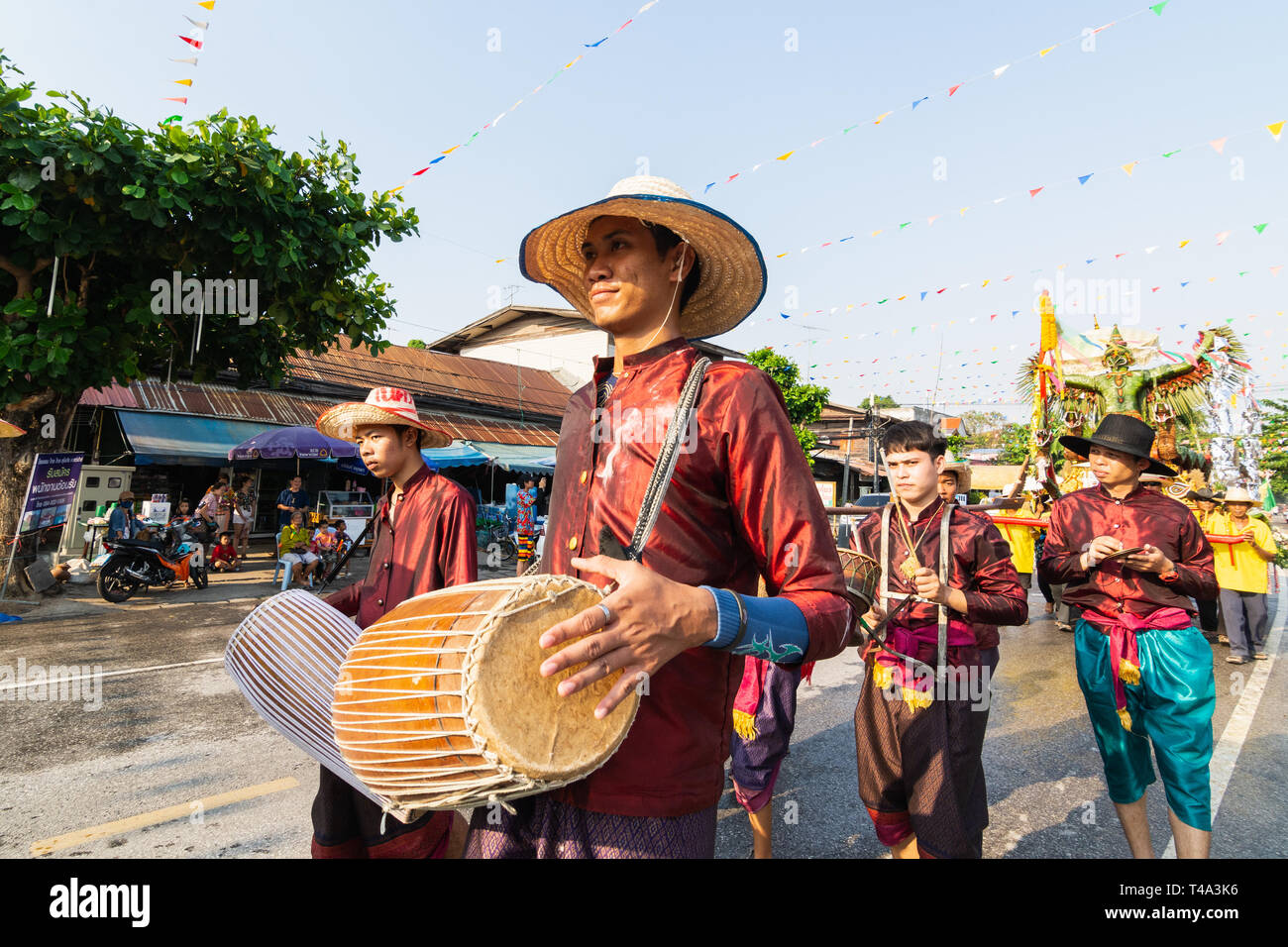 SUKHOTHAI, THAÏLANDE - 13 avril 2019 : Les Thaïlandais célébrer Songkran Nouvel An Fête de l'eau dans la rue. Banque D'Images