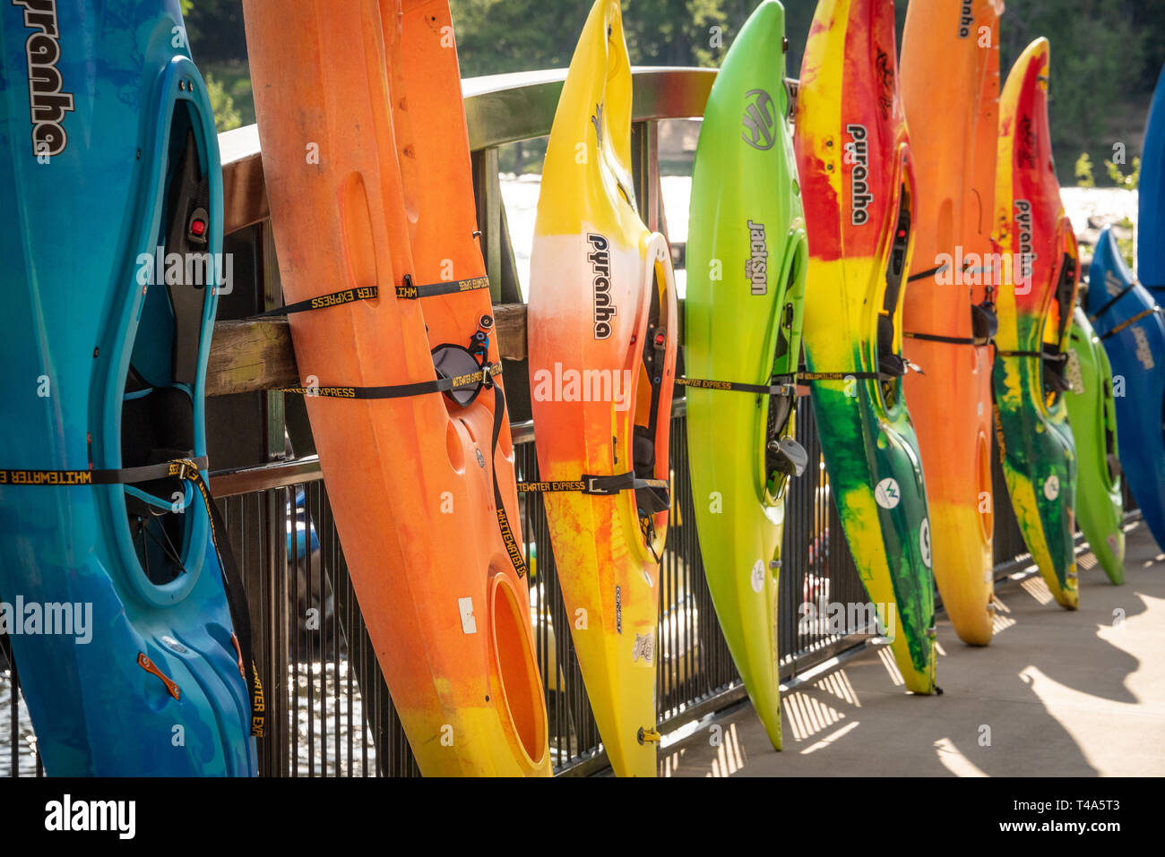 Kayaks colorés à la pagaie Kayak Sud sur le concours et festival la rivière Chattahoochee dans les quartiers chics de Columbus, Géorgie. (USA) Banque D'Images