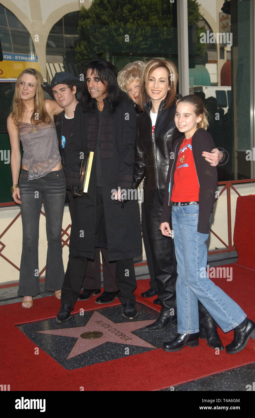 LOS ANGELES, CA. 02 décembre 2003 : rock star Alice Cooper & family sur Hollywood Boulevard où il a été honoré avec le 2,243ème étoile sur le Hollywood Walk of Fame. Banque D'Images