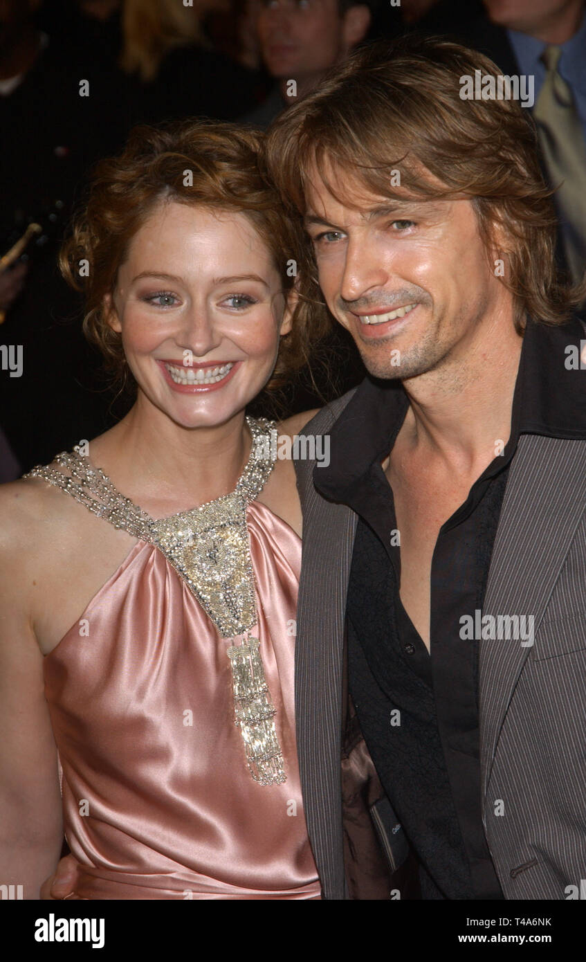 LOS ANGELES, CA. 03 décembre 2003 : MIRANDA OTTO & mari Peter O'Brien lors de la USA première de son nouveau film Le Seigneur des Anneaux : Le Retour du Roi, à Los Angeles. Banque D'Images