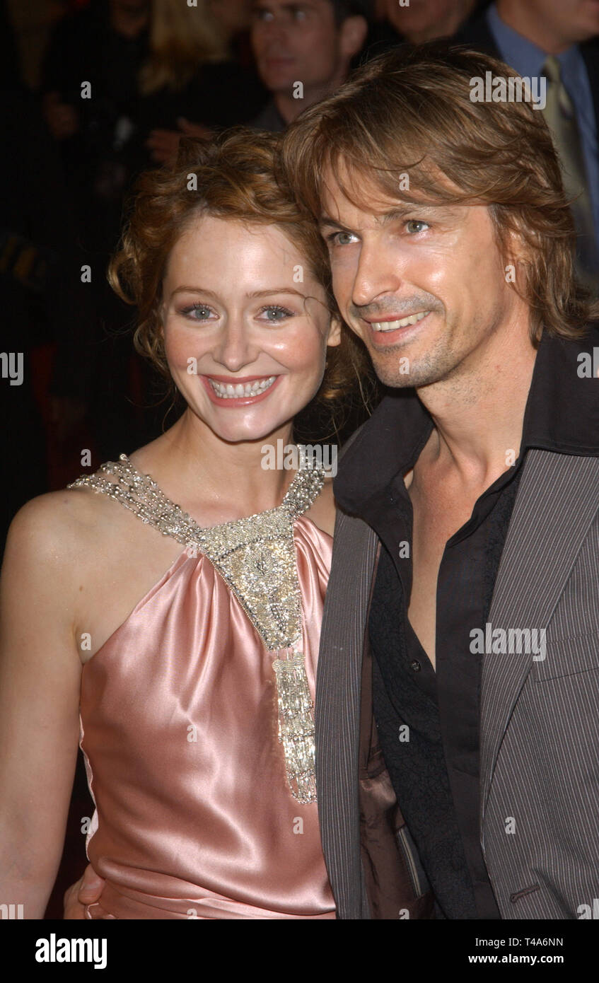 LOS ANGELES, CA. 03 décembre 2003 : MIRANDA OTTO & mari Peter O'Brien lors de la USA première de son nouveau film Le Seigneur des Anneaux : Le Retour du Roi, à Los Angeles. Banque D'Images