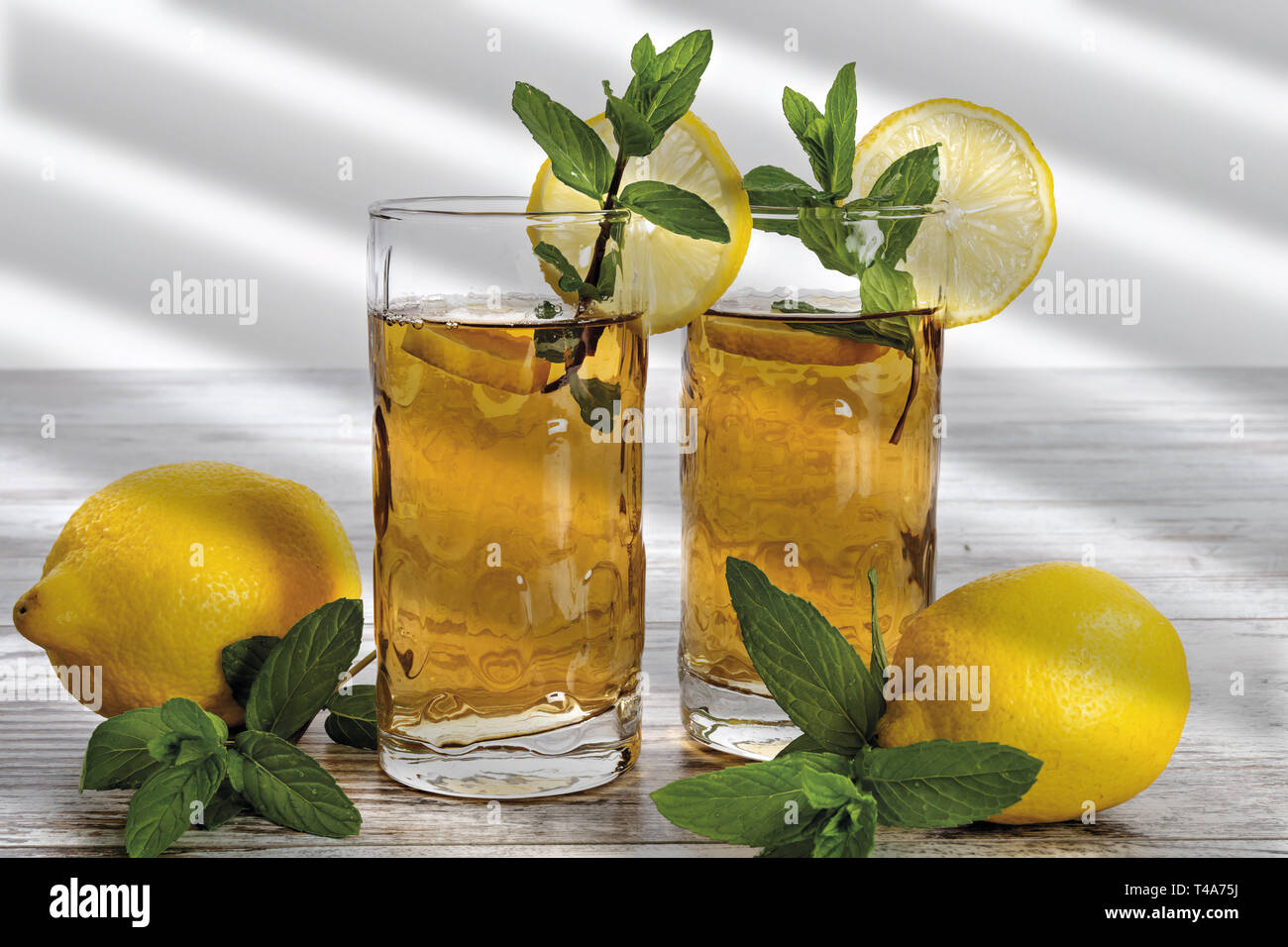 Tè al limone con menta en raison bicchieri fronte Banque D'Images