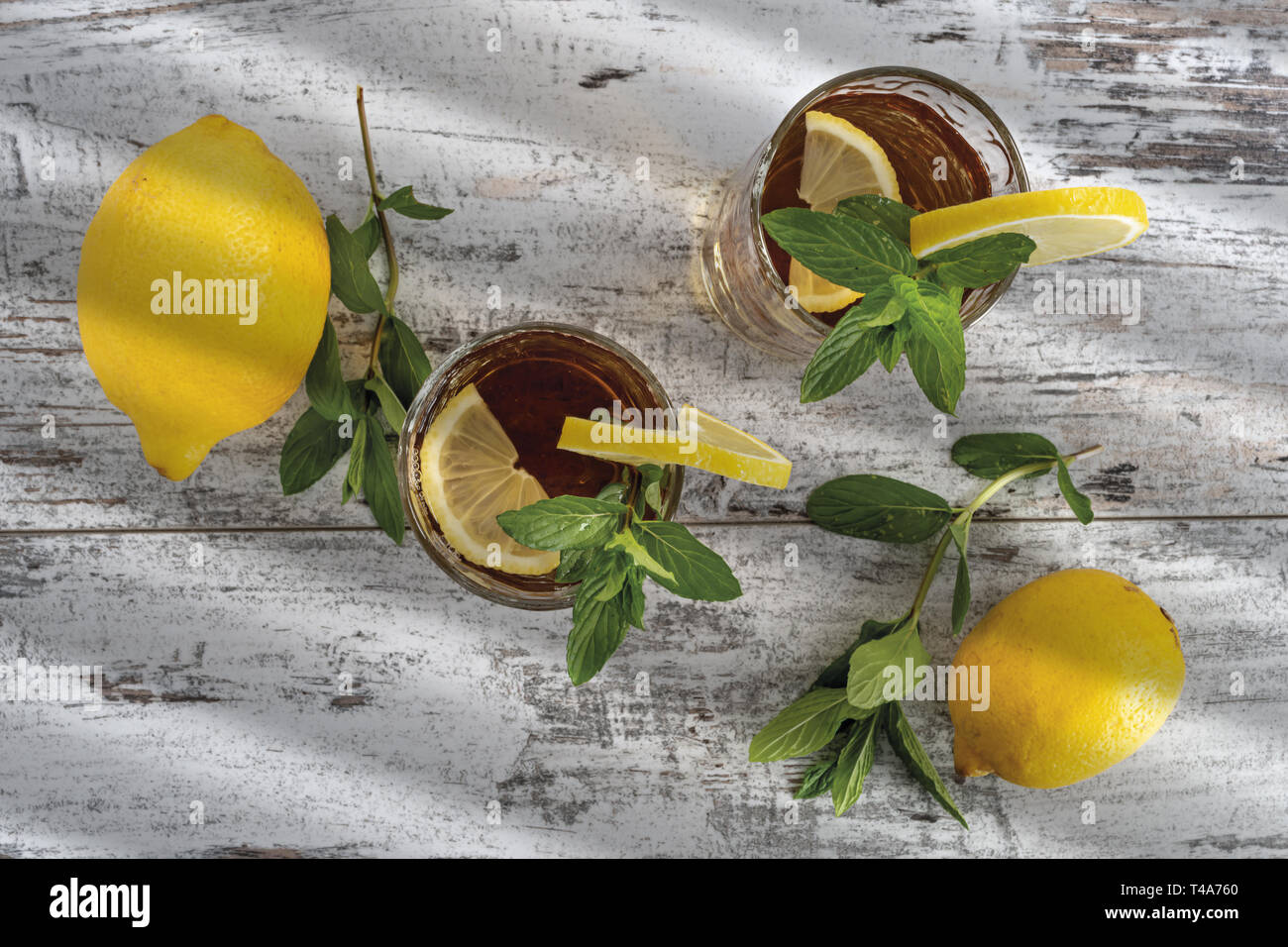 Tè al limone con menta en raison bicchieri da sopra Banque D'Images