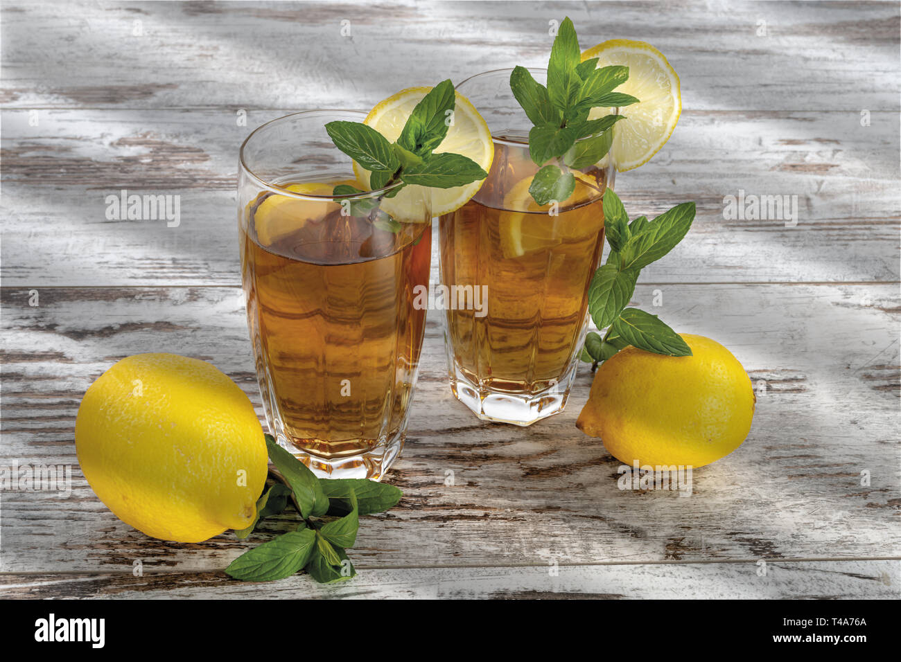 Tè al limone con menta en raison bicchieri dall'alto diversi Banque D'Images
