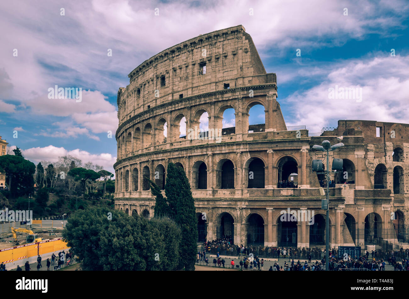 Vue sur le Colisée, l'un des plus importants sites touristiques de Rome. Banque D'Images