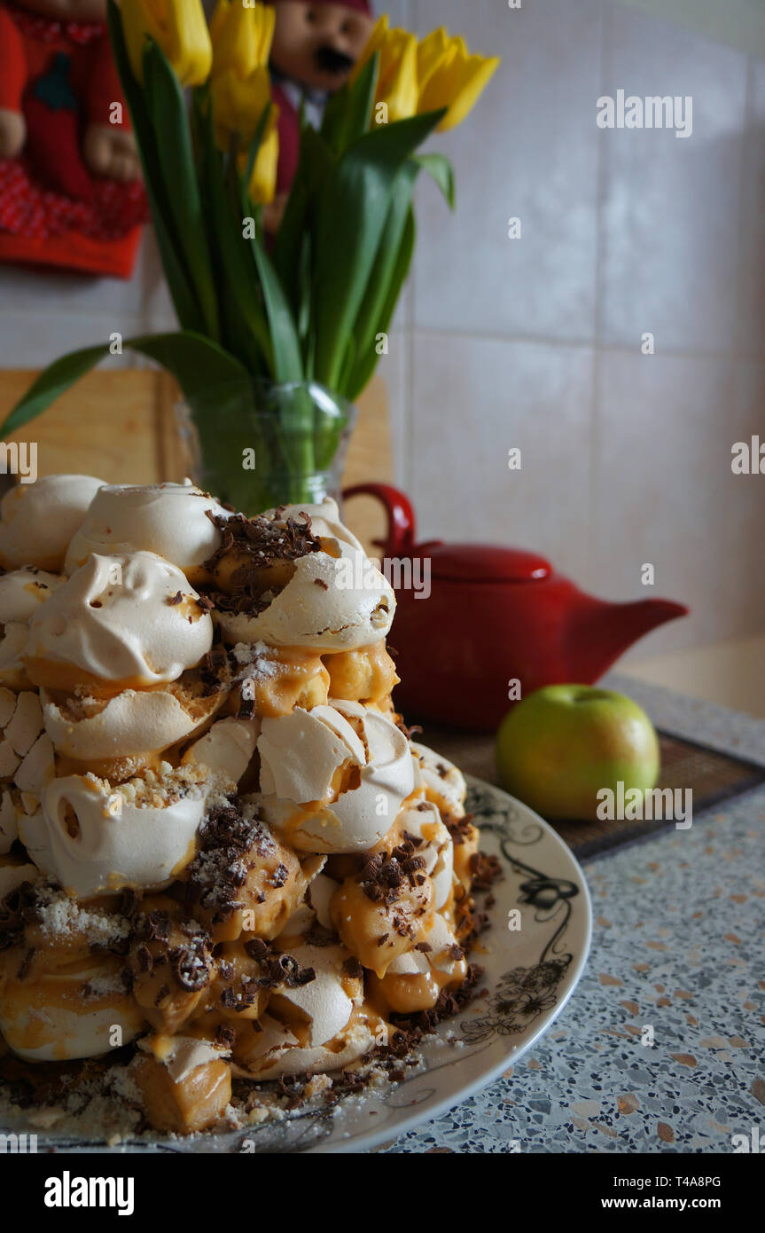 La Meringue Maison Gateau Avec Caramel Chocolat Et Sucre En Poudre Tulipes Jaunes Une Theiere Rouge Une Planche A Decouper Des Punaises Green Apple I Photo Stock Alamy