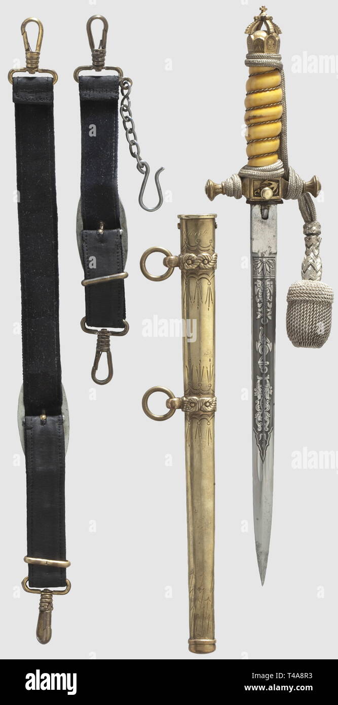 Lieutenant-commandant et commandant de U-boat, un officier Scherb Karl's dagger de la marine impériale à l'épée-knot portepee et hanger bouilloire WKC Solingen,. Nickelé lame avec gravure décorative et d', sur le ricasso doublement frappé marque d'origine. (En partie doré frotté) pommeau couronne et crossguard avec fourreau à bouton-poussoir en liberté. Poignée en plastique jaune. Le fourreau décoré de 'foudre' conservant la plupart de ses dorures ainsi que le nom gravé sous l' 'Scherb. médaillon, historique, historique des années 1910, années 1930, 20e siècle, 20e siècle, la marine, naval f, Editorial-Use-seulement Banque D'Images