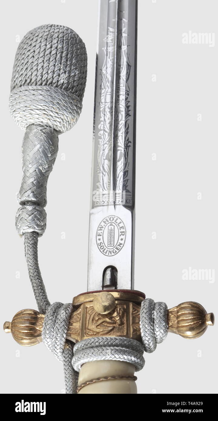 Un modèle 1938 dagger pour les officiers de marine, avec portepee et hanger, Bouilloire F.W. Höller, Solingen nickelé avec une lame gravée, d et les navires à voile au milieu des vrilles ainsi qu'une marque du fabricant gravé sur le ricasso. Pommeau et Crossguard avec dorure partiellement conservé. Poignée en plastique blanc avec du fil de bobinage. Communiqué de fourreau à bouton-poussoir. Le fourreau décoré de 'foudre' et bien conservé la dorure. Longueur 38 cm. Portepee d'argent. Le porte-manteau de soie côtelée noire avec doublure en velours noir et raccords en aluminium (agent administratif). Dans Editorial-Use b, seule Banque D'Images