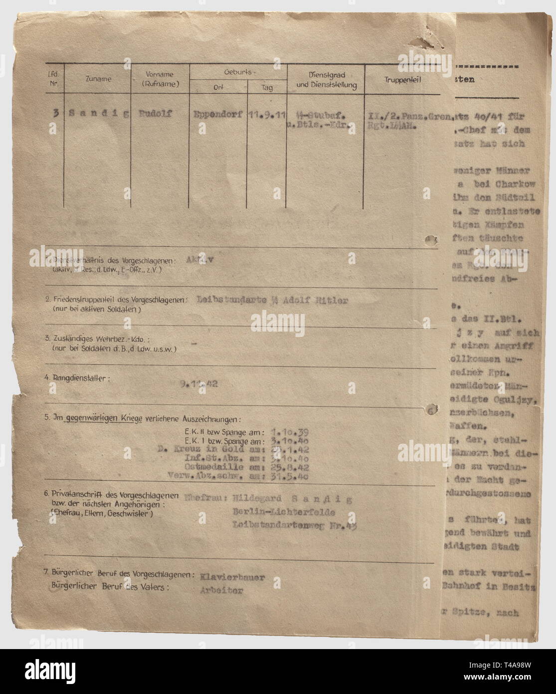 Rudolf Sandig, recommandation pour l'attribution de la Croix de Chevalier de l'Sturmbannführer et commandant du II./2.Panz.Gren.Rgt.'LSSAH", datée du 1 avril 1943 avec signature manuscrite à l'encre 'Wisch' du commandant du régiment SS-Standartenführer Theodor Wisch sur l'exposé des motifs et une nouvelle signature à l'encre 'Wisch' sur la page de recommandation, avec signature à l'encre "ietrich" de SS-Obergruppenführer et général des Waffen-SS Sepp Dietrich et un autre 'Dietrich' signature à l'encre sur le rapport du personnel. Un total de sept DIN A4 papier copie pages, quelques larmes, percés. Sur , Editorial-Use-seulement Banque D'Images