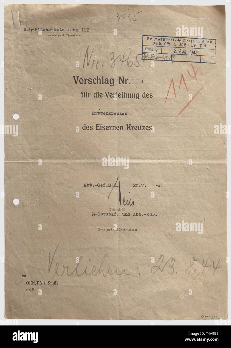 Alois Kalss, recommandation pour l'attribution de la Croix de Chevalier de l'Obersturmbannführer et commandant du I./s.SS-Panzer-Abteilung 102, datée du 20 juillet 1944, avec signature à l'encre 'Weiss' du commandant de l'unité SS-Obersturmbannführer Hans Weiss sur l'exposé des motifs, et un autre 'Weiss' signature à l'encre sur la page de recommandation, en plus de la signature 'Bittrich' dans crayon indélébile de SS-Gruppenführer et Generalleutnant de la Waffen-SS Wilhelm Bittrich sous son approbation. Un total de 3 pages DIN A4, percés. Pour ses actions exemplaires, pas Editorial-Use-seulement Banque D'Images