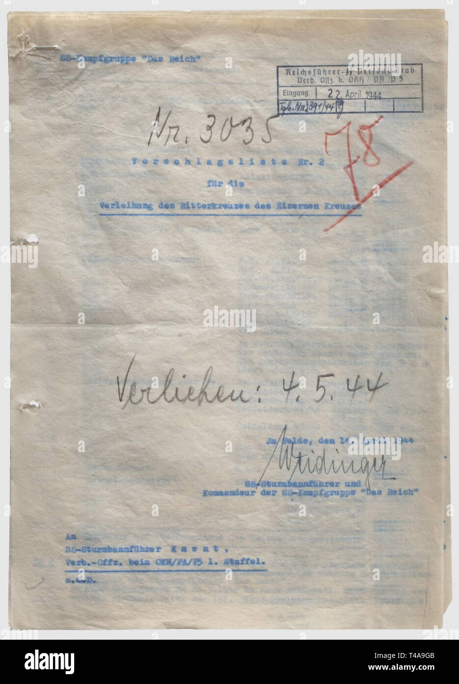 Hans Eckert, Recommandation pour l'attribution de la Croix de Chevalier de l'Obersturmführer et commandant du bataillon de grenadiers dans le groupe de combat SS 'Das Reich', datée du 14 avril 1944. Avec signature manuscrite à l'encre 'Weidinger', de SS Sturmbannführer Otto Weidinger, commandant du groupe de combat SS 'Das Reich', sur la page de garde de l'exposé des motifs en plus de la signature manuscrite "Gollnick' dans crayon indélébile pour Hans Gollnick, général d'infanterie et commandant du 46e Panzerkorps, sous son approbation. Un total de quatre pages sur copie papier, DIN A4, troué. Le 4, Editorial-Use-seulement Banque D'Images