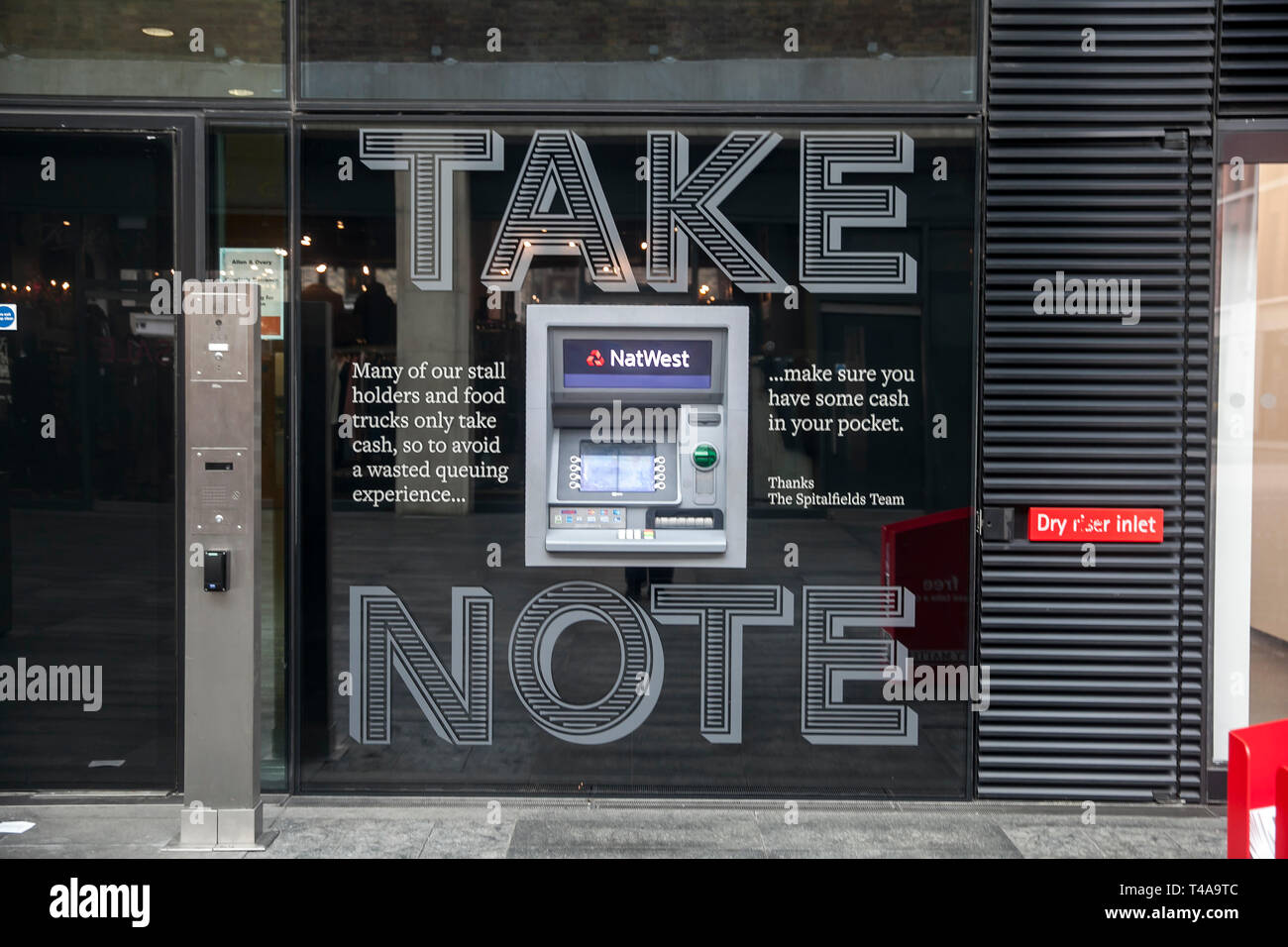 LONDON - 17 février 2019 : distributeur de machines virtuelles outide une succursale de banque Natwest. Banque D'Images