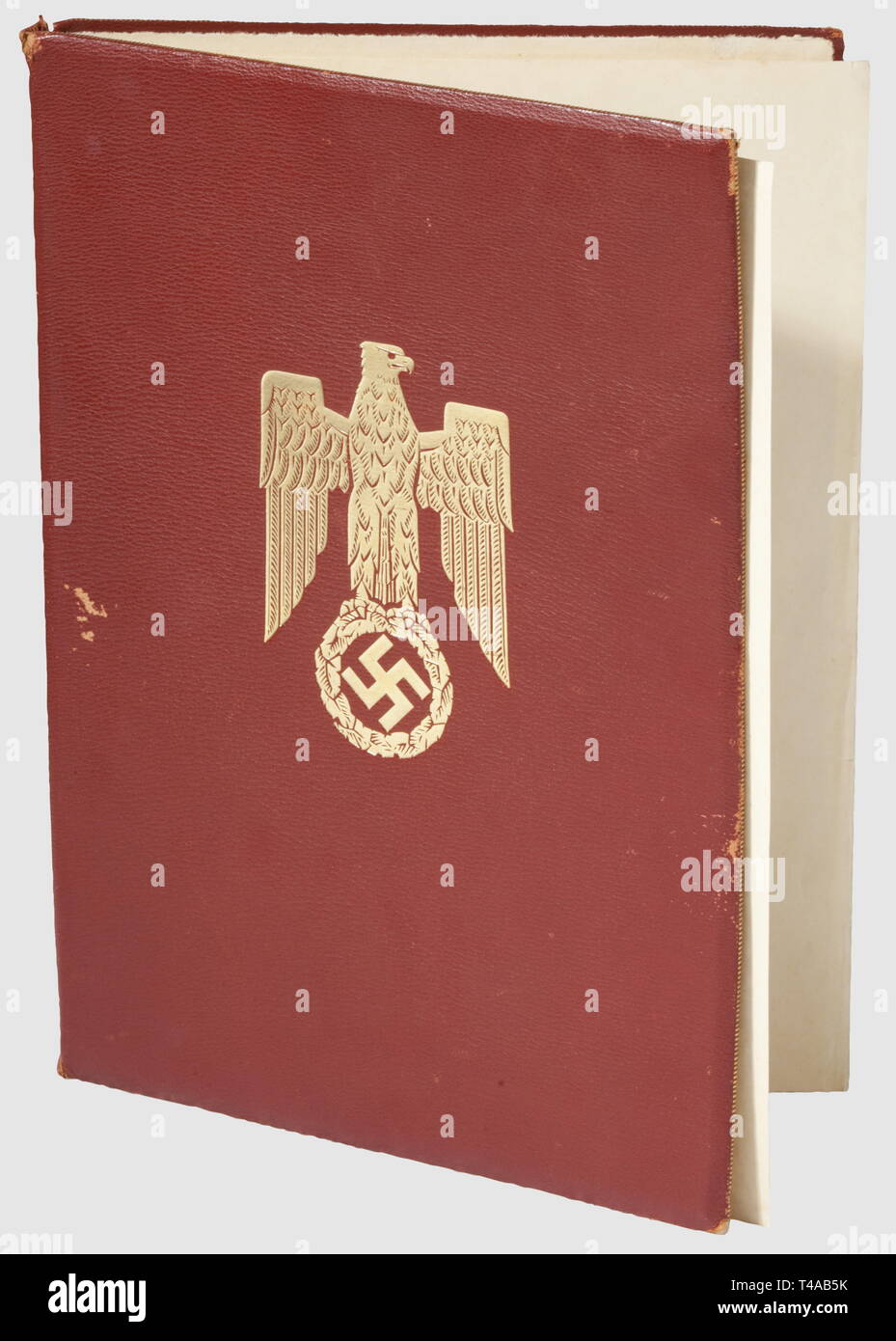 Oberst Nicolaus Freiherr von ci-dessous (1907 - 983) - un certificat de promotion au grade de major, dans un dossier en cuir. Grande, double-page document avec imprimé/texte calligraphié en date du 24 décembre 1940 et joint estampé (la croix gammée avec un minimum de dommages). Signatures d'encre d'Adolf Hitler et Hermann Göring en rouge crayon indélébile. L'extérieur de la couleur brun-rouge, avec dossier en cuir estampé d'or Eagle (un peu déplacé, quelque peu endommagé à l'intérieur). L'intérieur doublé de papier (légèrement foxed). Dimensions 36,5 x 26 cm. Avec dix photos presse Hoffmann (légèrement endommagé), le timbre "Pre, Editorial-Use-seulement Banque D'Images