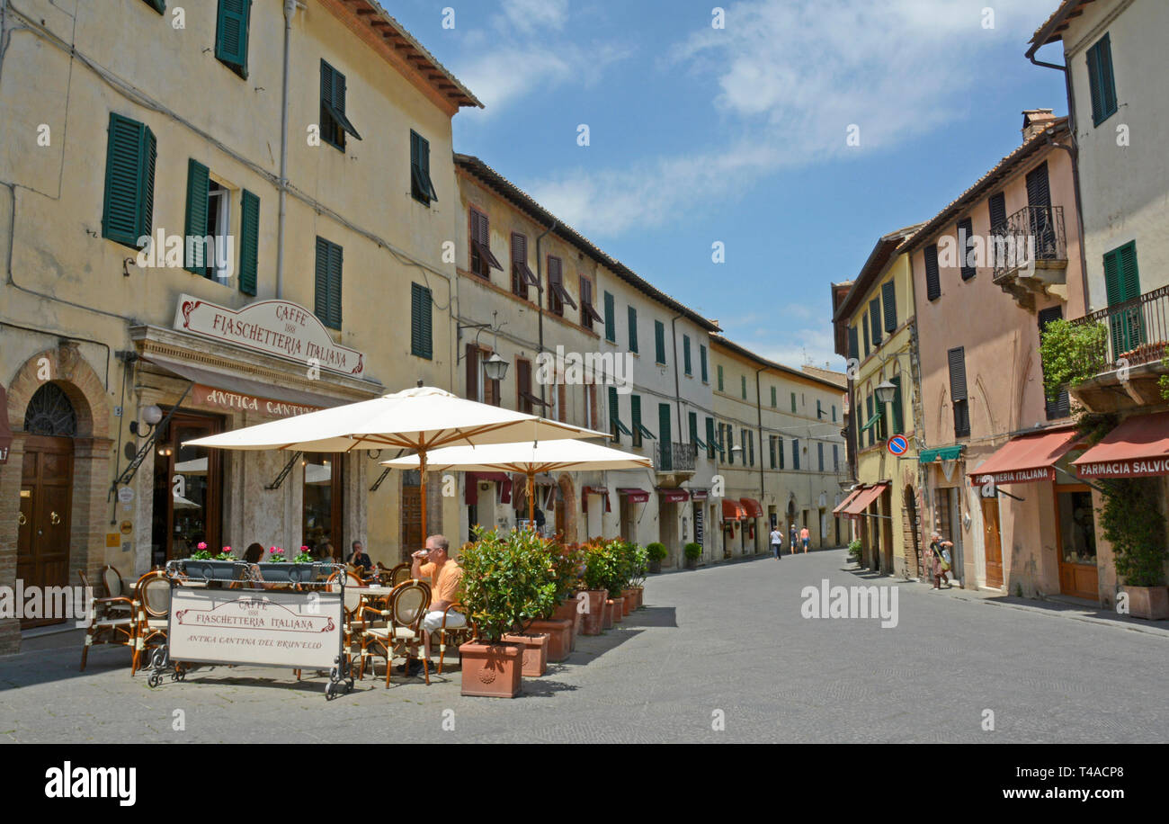 L'ancienne ville fortifiée de Montalcino en Toscane, Italie Banque D'Images
