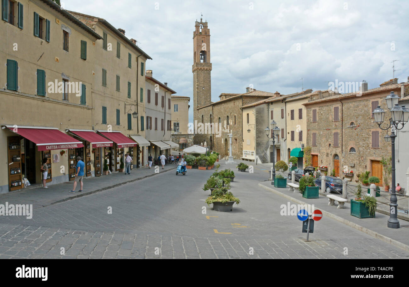 L'ancienne ville fortifiée de Montalcino en Toscane, Italie Banque D'Images