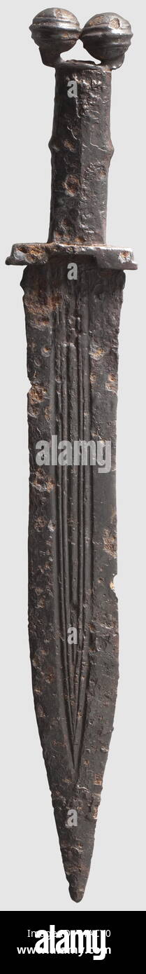 Un Celto-Roman dague en fer, 1er siècle après J.C. arme à double lame avec de multiples fuller des deux côtés. Quillons inclinés, couilles de tôle de fer. Pommeau rivetée plaque avec deux globes à cannelures. Longueur 41,5 cm, historique, historique, antiquité, antiquité, antiquité, objet, objets, alambics, clipping, cut out, cut-out, cut-outs, charriage, thrustings, arme simple, armes, arme de mêlée, armes de mêlée, poche, lame, lames, d'armes, d'armes, d'armes, d'armes, Additional-Rights Clearance-Info-Not-Available- Banque D'Images