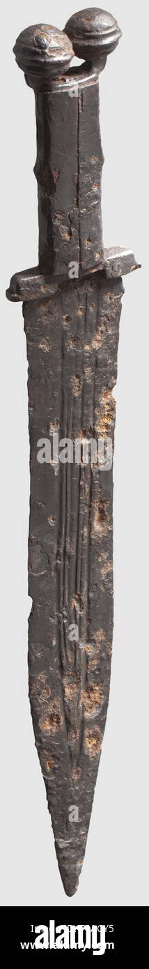 Un Celto-Roman dague en fer, 1er siècle après J.C. arme à double lame avec de multiples fuller des deux côtés. Quillons inclinés, couilles de tôle de fer. Pommeau rivetée plaque avec deux globes à cannelures. Longueur 41,5 cm, historique, historique, antiquité, antiquité, antiquité, objet, objets, alambics, clipping, cut out, cut-out, cut-outs, charriage, thrustings, arme simple, armes, arme de mêlée, armes de mêlée, poche, lame, lames, d'armes, d'armes, d'armes, d'armes, Additional-Rights Clearance-Info-Not-Available- Banque D'Images