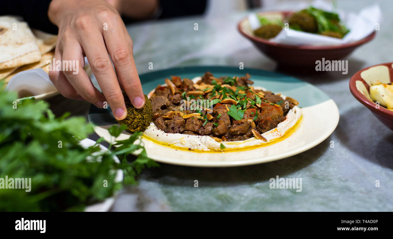 Femme arabe dans un restaurant close up Banque D'Images