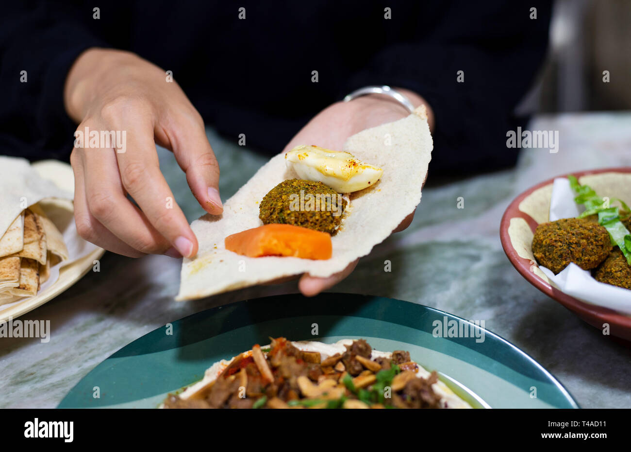Femme arabe dans un restaurant close up Banque D'Images