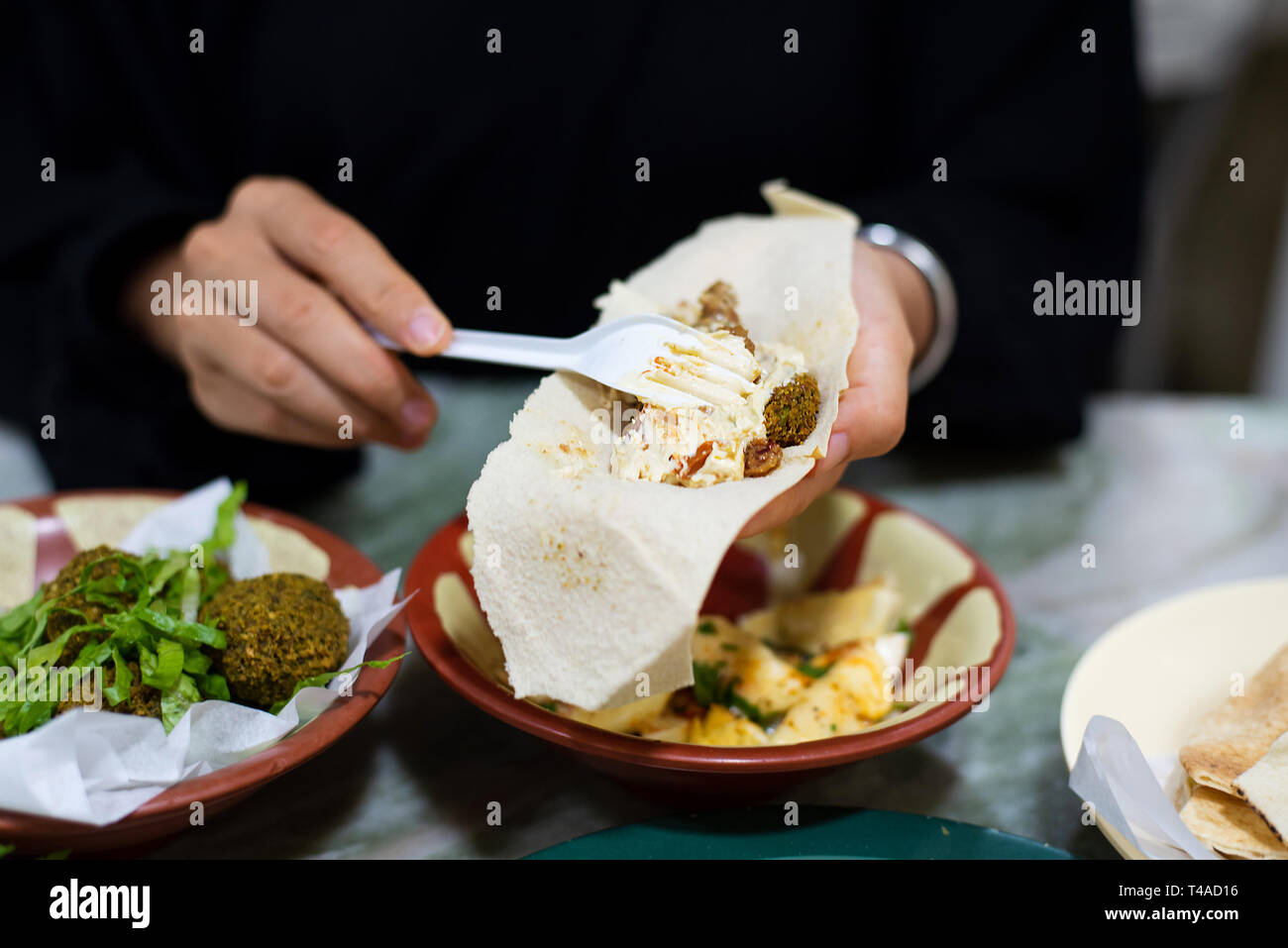 Femme arabe dans un restaurant close up Banque D'Images