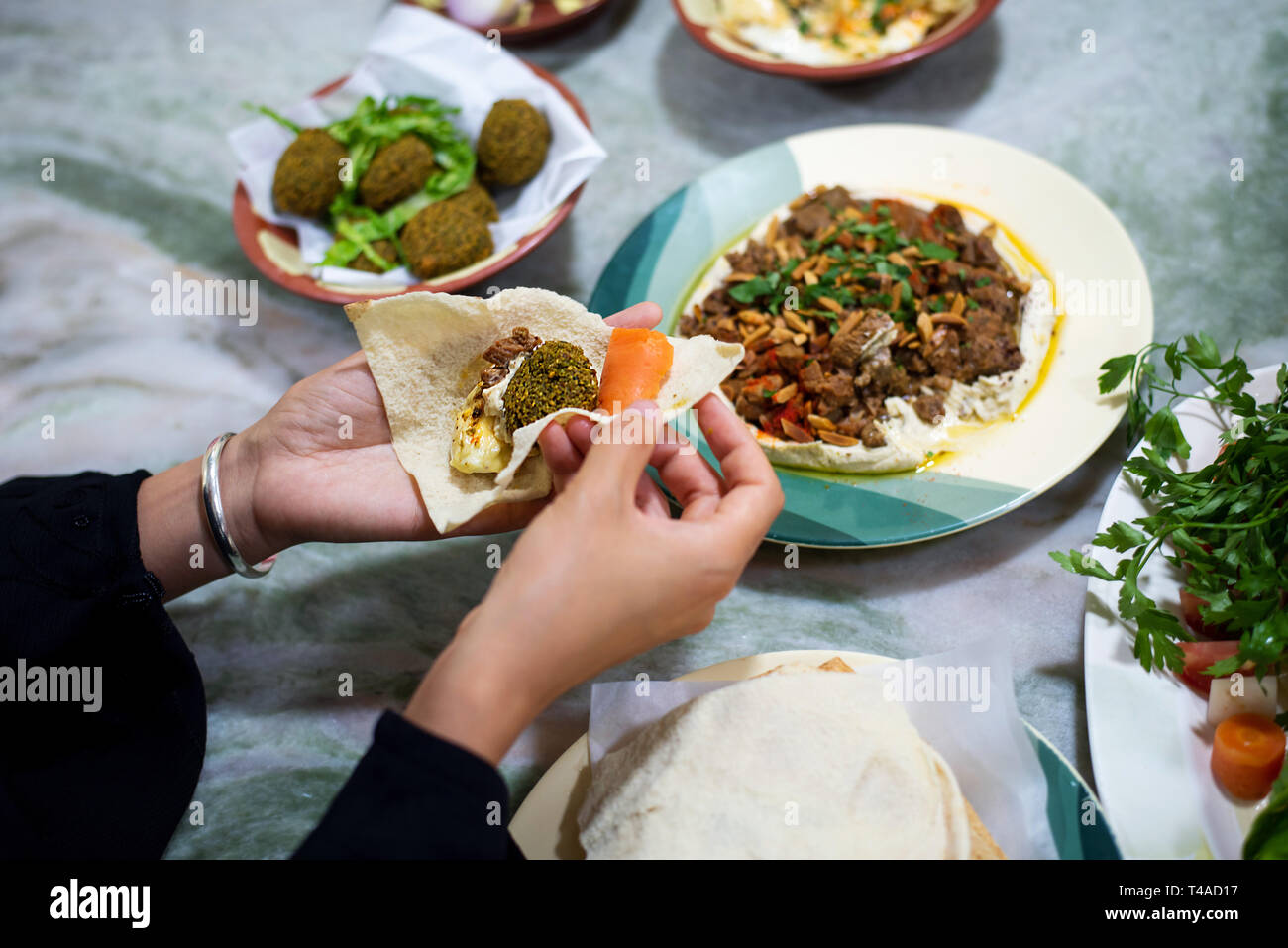 Femme arabe dans un restaurant close up Banque D'Images