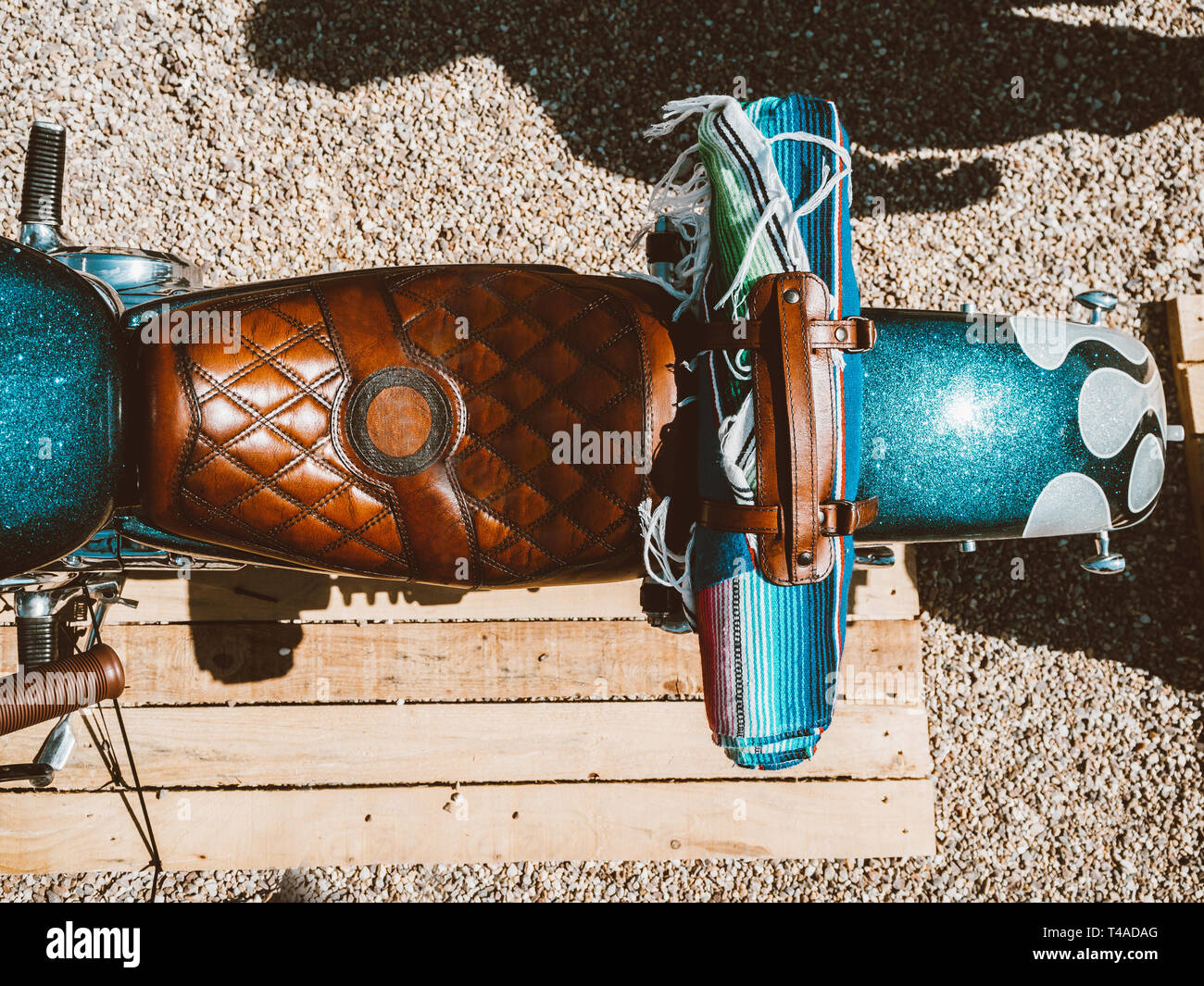 Vintage moto avec siège en cuir et tapis de voyage Banque D'Images
