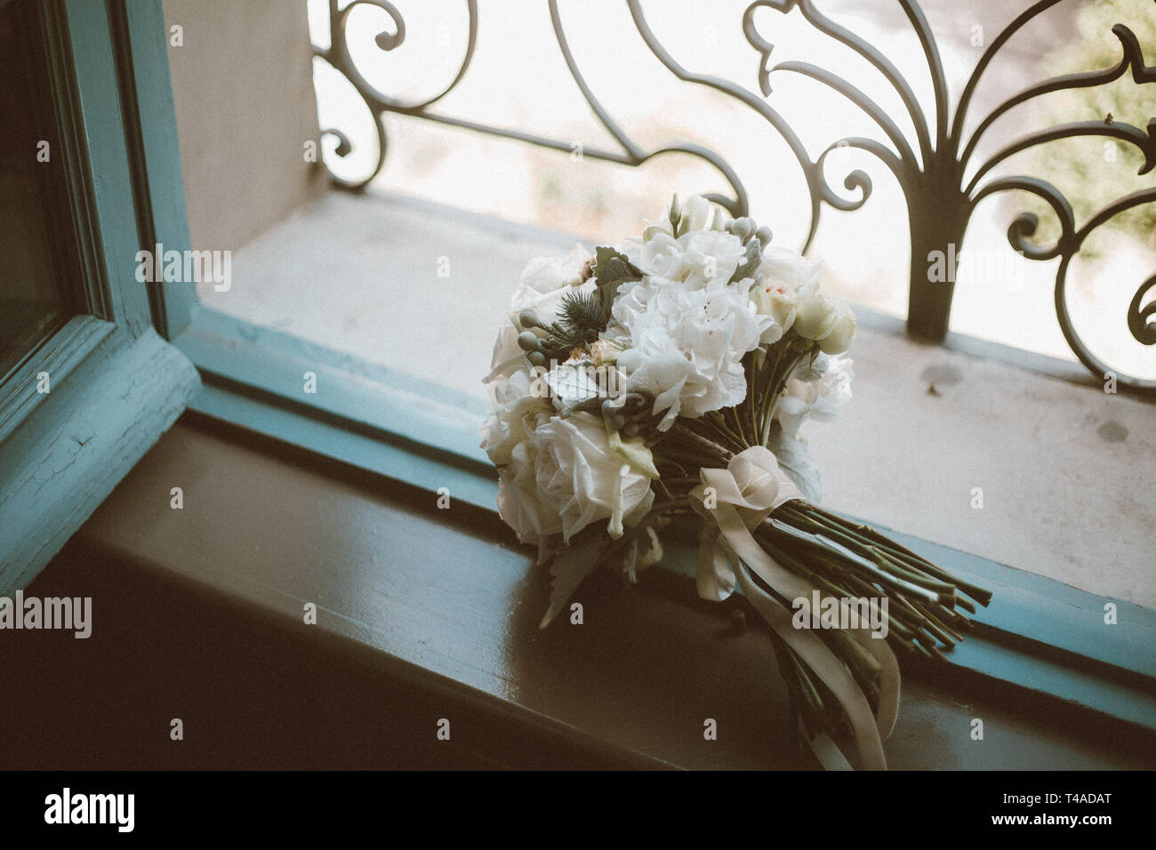 Bouquet de mariée sur une fenêtre Banque D'Images
