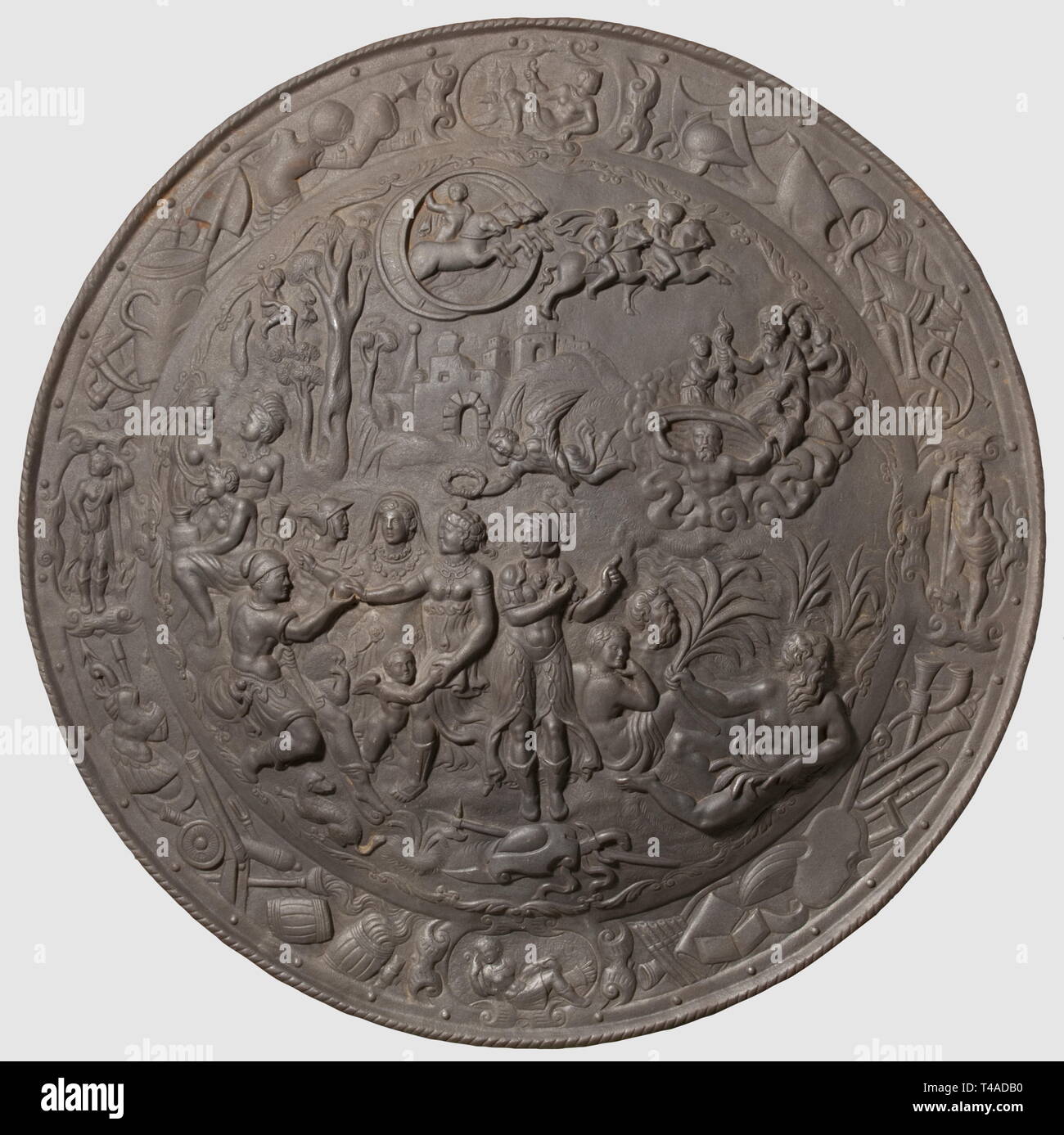 Une Europe de l'Est quatre plate 11e siècle. Crâne de fer de forme conique, constitué de quatre plaques rivetées qui se chevauchent. Les trous percés pour fixation jugulaire de chaque côté. La surface avec les incrustations et des signes de corrosion, restaurée et sécurisée. Hauteur 17 cm. Casque de haute qualité, un projet identique est logé dans le Metropolitan Museum of Art de New York (Acc. No 29,158.32). Avec une expertise par Ian Eaves, F.S.A. à partir de 11.11.2001, historique, historique, personnes, 11e siècle, les armes de défense, d'armes, d'armes, l'arme, le bras, appareil de combat, Additional-Rights Clearance-Info-jection,-Not-Available Banque D'Images