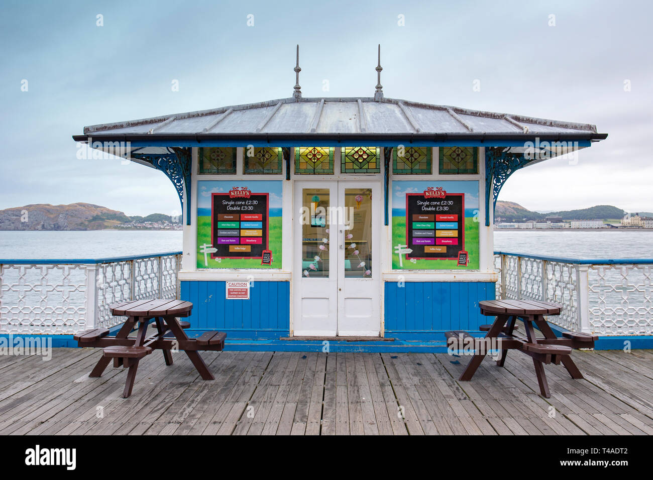 Kiosque de crème glacée sur la jetée de Llandudno Galles UK Banque D'Images