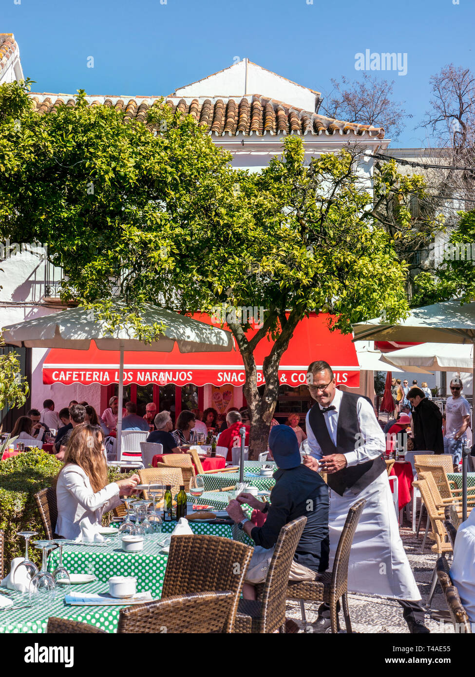 MARBELLA Alfresco déjeuner service de serveur Orange Square Plaza de los Naranjos, repas en plein air, les personnes appréciant la nourriture repas et boissons Vieille ville Marbella Espagne Banque D'Images