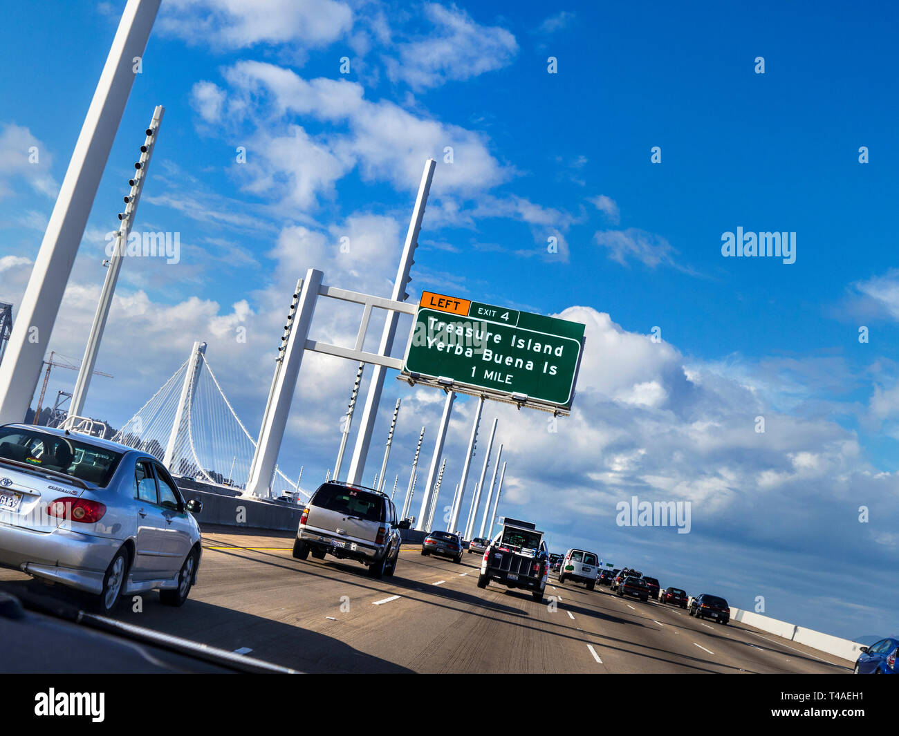 L'Interstate-80 panneau routier de l'île au trésor et de l'île de Yerba Buena vue vers la nouvelle voiture Oakland Bay Bridge San Francisco California USA Banque D'Images