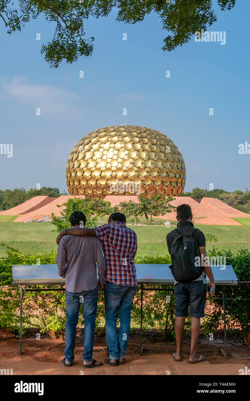 Vue verticale de touristes à la vue pour le Matrimandir à Auroville, en Inde. Banque D'Images
