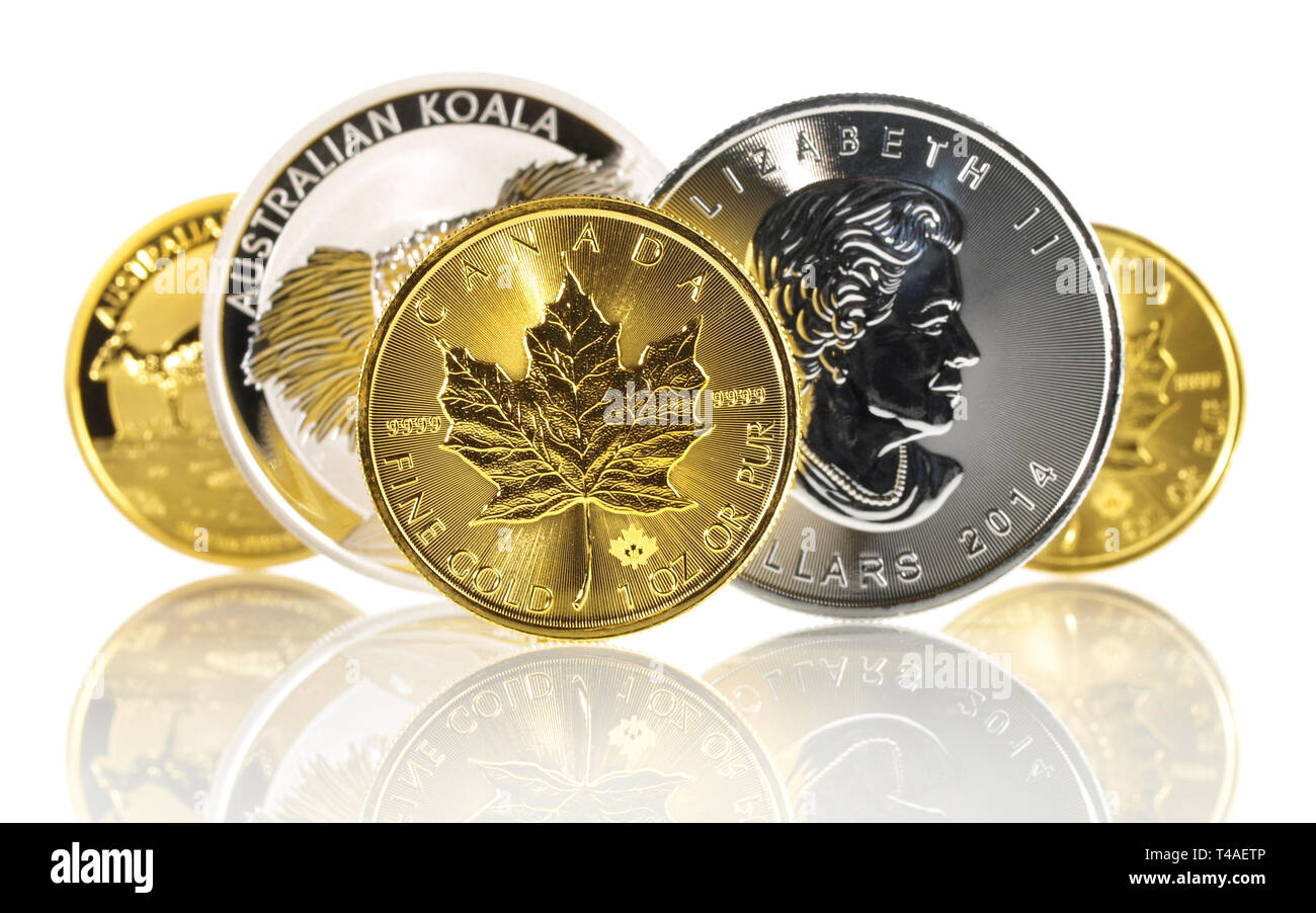 Pièces d'or et d'argent - Fond blanc Banque D'Images