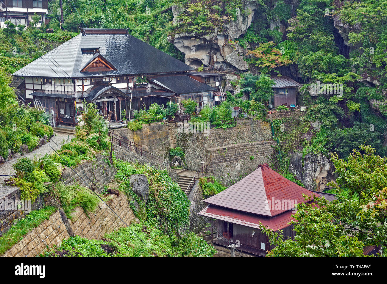 Risshaku-Ji jardins du Temple par temps humide, Yamadera, Yamagata, Japon Banque D'Images