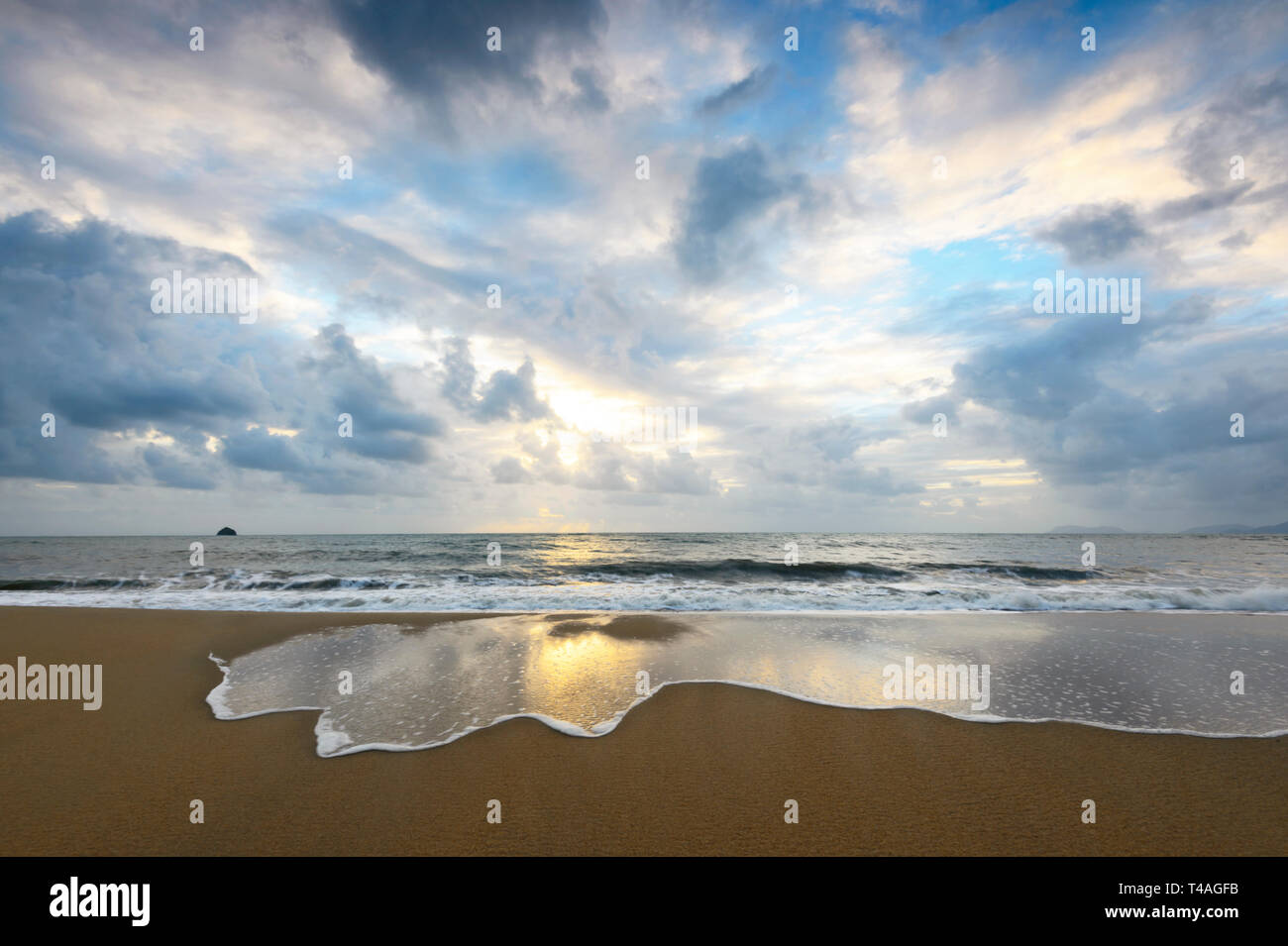 Vague délicate spume et modèles au lever du soleil, Palm Cove Cairns, Plages du Nord, Extrême Nord du Queensland, Australie, Queensland, FNQ Banque D'Images