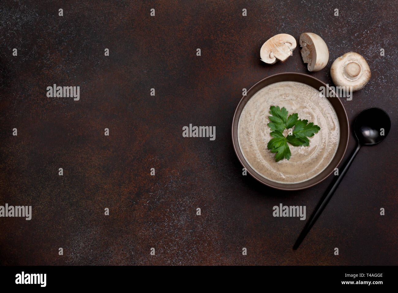 Soupe aux champignons dans un bol, champignons sur un fond brun. Vue de dessus. copy space Banque D'Images
