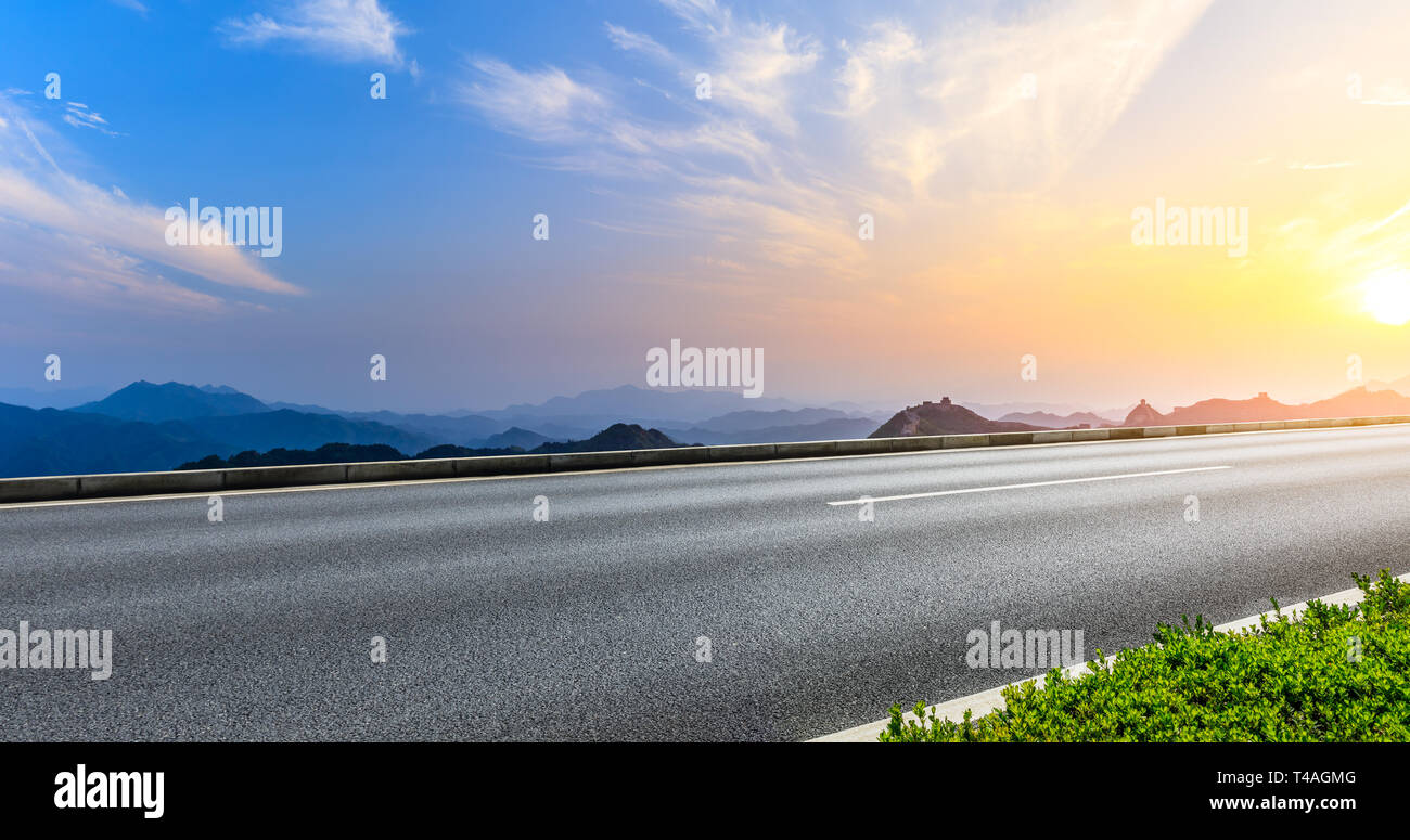 Route asphaltée et belle montagne avec grande muraille de Chine Banque D'Images