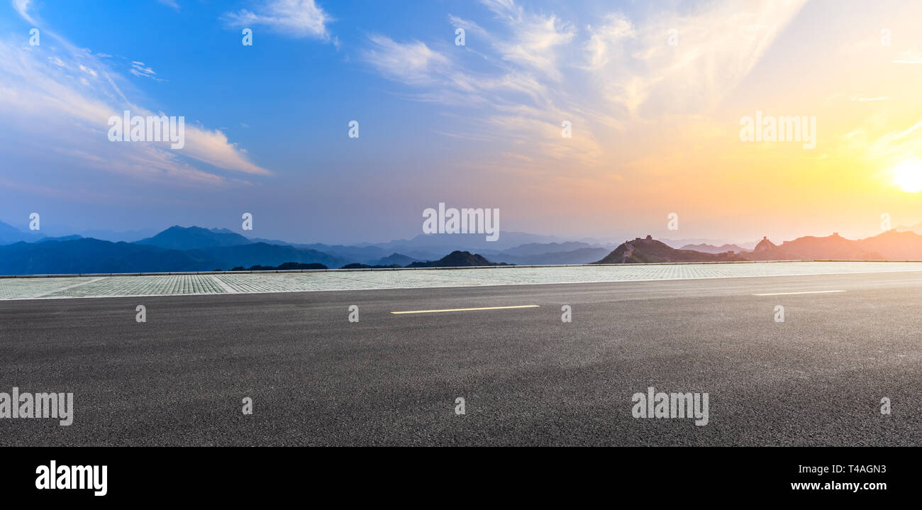 Route asphaltée et belle montagne avec grande muraille de Chine Banque D'Images