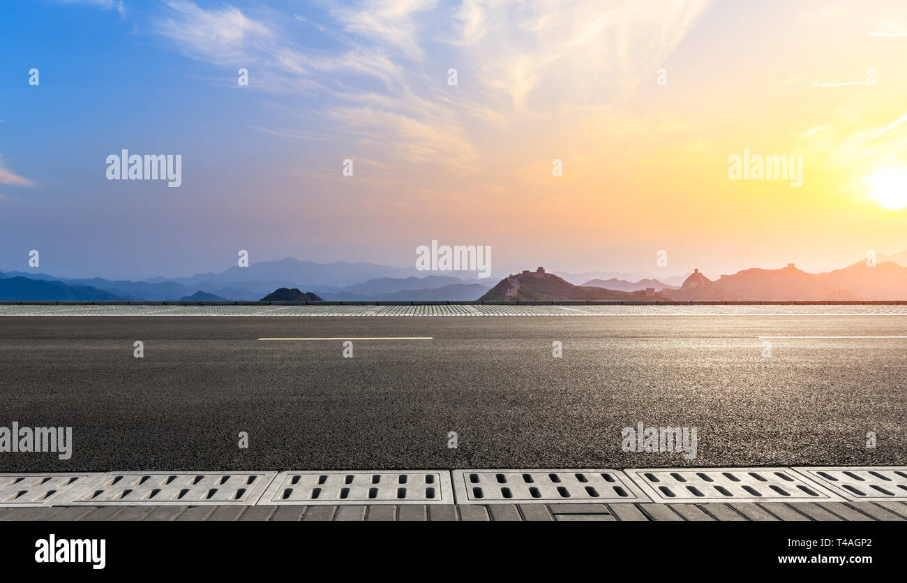 Route asphaltée et belle montagne avec grande muraille de Chine Banque D'Images