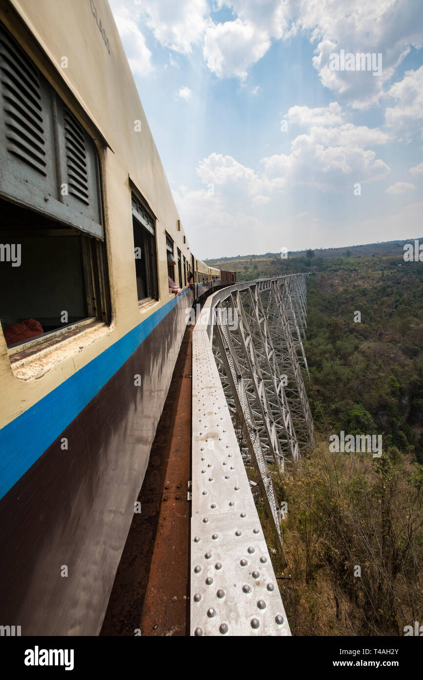 Le passage Gokteik Viaduct sur le train de Mandalay à Hsipaw, Myanmar (Birmanie). Banque D'Images