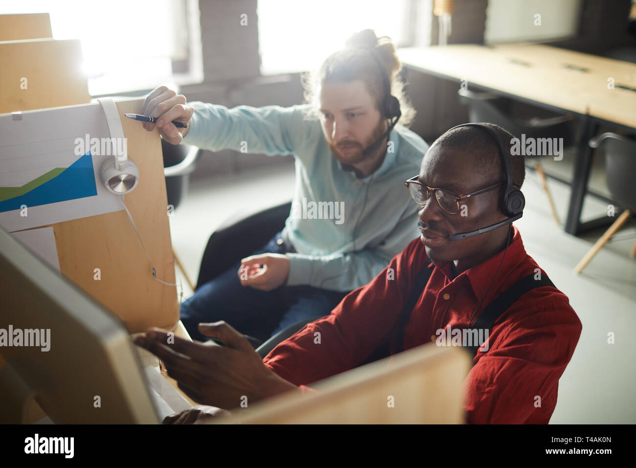 Les employés de bureau dans des box Banque D'Images