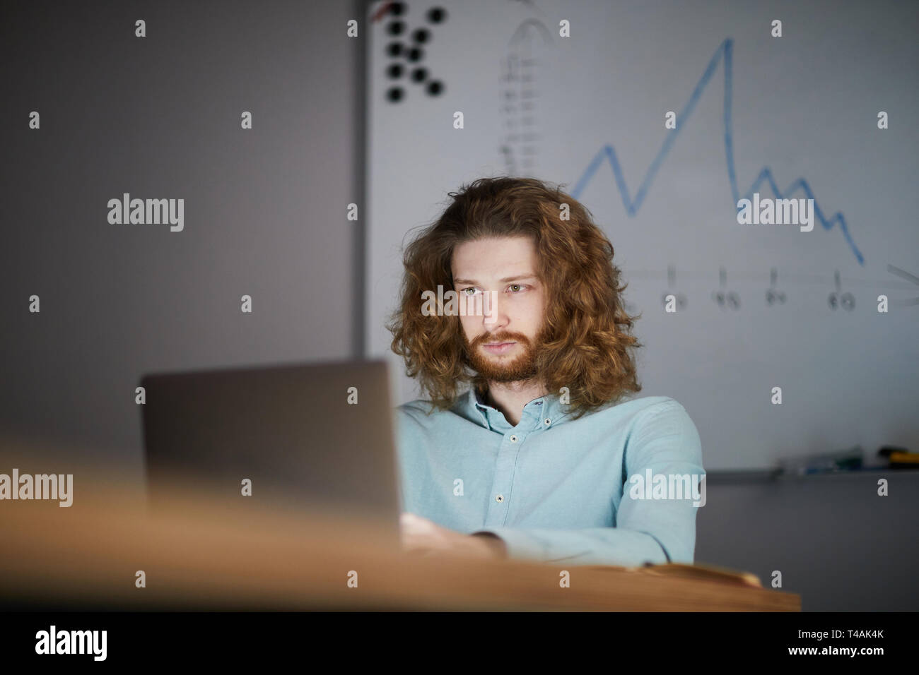 Businessman Working in Dark Banque D'Images